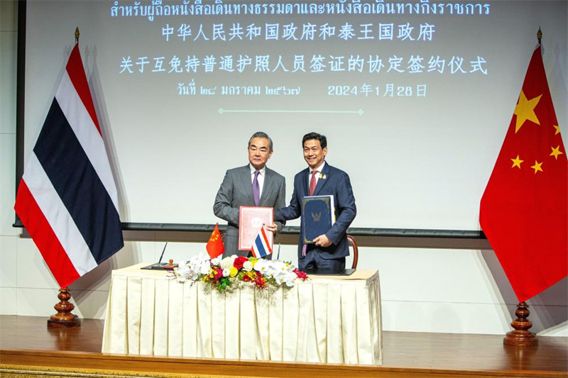 Waziri wa Mambo ya Nje wa China Wang Yi, ambaye pia ni Mjumbe wa Ofisi ya Siasa ya Kamati Kuu ya Chama cha Kikomunisti cha China, akisaini makubaliano ya kusameheana visa na Naibu Waziri Mkuu ambaye pia ni Waziri wa Mambo ya Nje wa Thailand, Parnpree Bahiddha-Nukara baada ya mashauriano ya kila mwaka mjini Bangkok, Thailand, Januari 28, 2024. (Xinhua/Wang Teng)