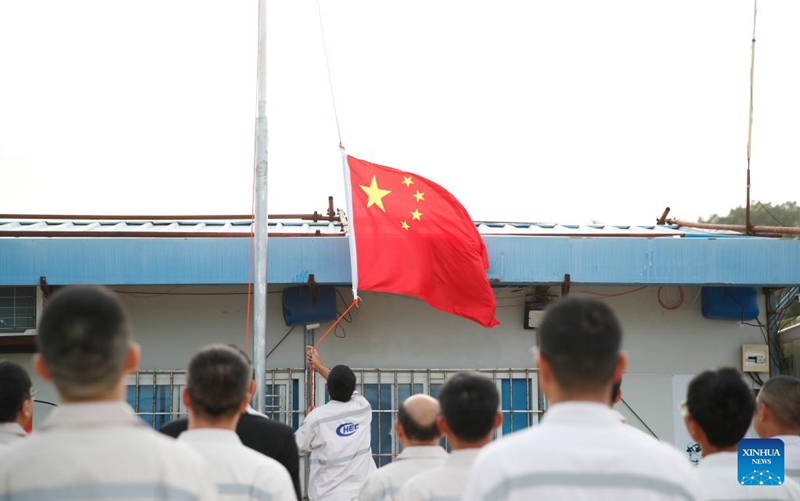 Ujumbe wa wanadiplomasia wa China wenye wajibu wa kujenga  upya ubalozi wa China nchini Nauru ukifanya hafla ya kupandisha bendera ya Taifa la China katika Jamhuri ya Nauru, Januari 29, 2024. (Picha na Chen Guolong/Xinhua)