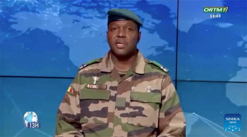 Picha ya skrini iliyochukuliwa kutoka kwenye video ikimuonyesha Kanali Abdoulaye Maiga, Waziri wa Uangalizi wa Mipaka na Ugatuaji Madaraka wa Mali, ambaye pia ni Msemaji wa Serikali ya Mpito ya Mali, akisoma taarifa ya pamoja kwenye kipindi cha taarifa ya habari cha televisheni ya Mali (ORTM), Januari 28, 2024. (Xinhua)