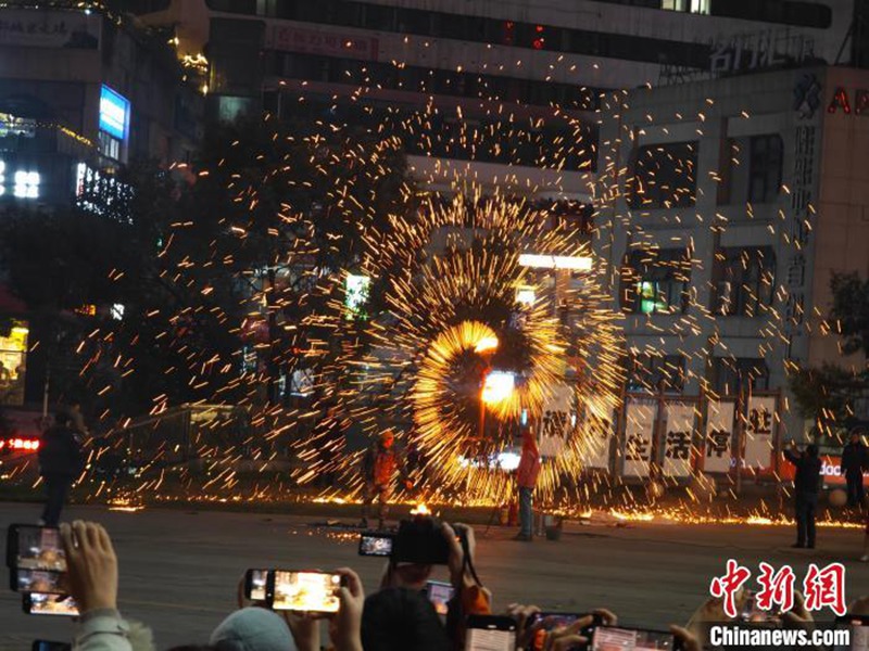 Picha ikionyesha maonesho ya “Kupiga Chuma na Kutoa Fashifashi” yakiwa yamevutia wakazi wengi kuja kutazama. (Picha na Chen Jiaxin/Chinanews)