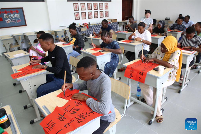 Wanafunzi wajifunza mila na desturi za Mwaka Mpya wa Jadi wa China katika Taasisi ya Confucius nchini Tanzania