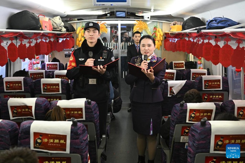 Wafanyakazi wakiimba mashairi kwenye treni ya mwendokasi Namba G7575, Januari 29, 2024. (Xinhua/Ji Chunpeng)