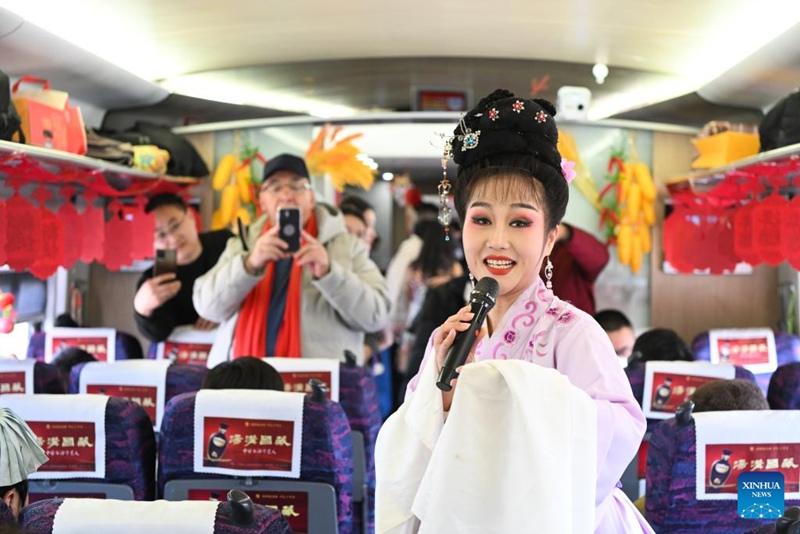 Shughuli za kitamaduni zafanyika kwenye treni ya mwendokasi kwa kukaribisha Mwaka mpya wa Jadi wa China