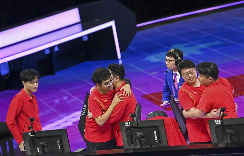 Washiriki wa Timu ya China wakishangilia baada ya fainali ya DOTA2 ya Michezo ya Kielektroniki (Esports) kwenye Michezo ya 19 ya Asia mjini Hangzhou, Mkoa wa Zhejiang, China, Oktoba 2, 2023. (Xinhua/Yan Linyun)