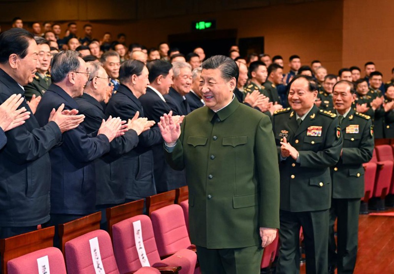 Rais Xi Jinping wa China, ambaye pia ni Katibu Mkuu wa Kamati Kuu ya Chama cha Kikomunisti cha China (CPC) na Mwenyekiti wa Kamati Kuu ya Kijeshi ya China (CMC), akitoa salamu za Mwaka Mpya wa Jadi wa China kwa wanajeshi wastaafu wa China aliposhiriki kwenye  sherehe iliyoandaliwa na CMC kwa ajili ya maofisa wastaafu wa kijeshi walioko Beijing, China, Januari 29, 2024. (Xinhua/Li Gang)