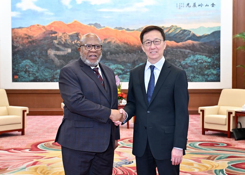 Makamu Rais wa China Han Zheng akikutana na   mwenyekiti wa Baraza Kuu la 78 la Umoja wa Mataifa Dennis Francis mjini Beijing, China, Januari 30, 2024. (Xinhua/Yue Yuewei)