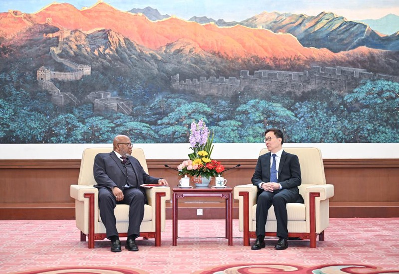 Makamu Rais wa China Han Zheng akikutana na   mwenyekiti wa Baraza Kuu la 78 la Umoja wa Mataifa Dennis Francis mjini Beijing, China, Januari 30, 2024. (Xinhua/Yue Yuewei)