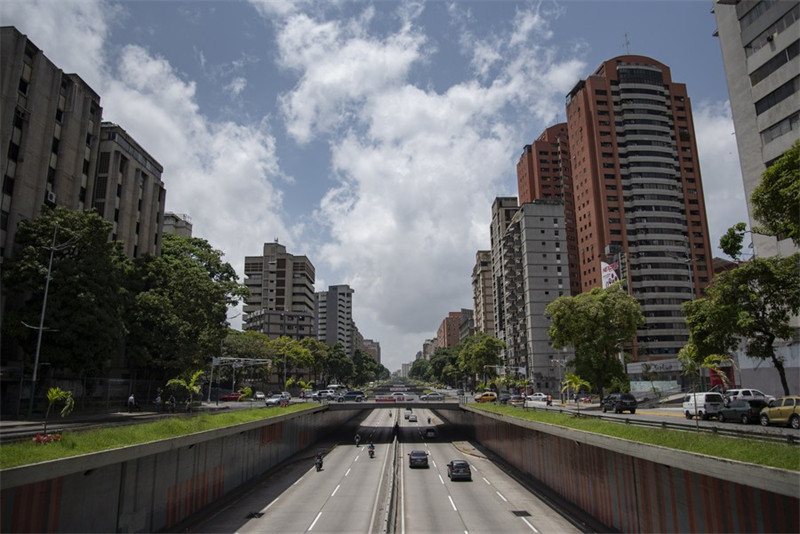 Magari yakiendeshwa kwenye barabara kuu mjini Caracas, Venezuela, Julai 20, 2021. (Picha na Marcos Salgado/Xinhua)