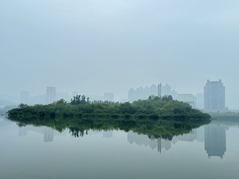 Picha: Mandhari ya Ziwa Yundang la Xiamen, China katika ukungu