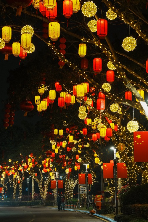Shamrashamra za mwaka mpya wa jadi wa China zazidi kuongezeka huko Xiamen, China
