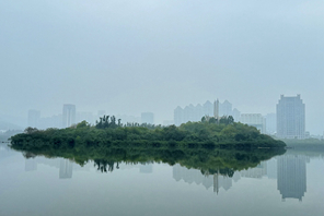 Picha: Mandhari ya Ziwa Yundang la Xiamen, China katika ukungu