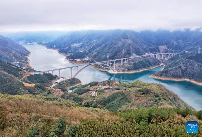 Picha iliyopigwa Januari 31, 2024 ikionyesha Daraja la Tian'e Longtan katika Mkoa unaojiendesha wa Kabila la Wazhuang wa Guangxi, Kusini mwa China. (Xinhua)