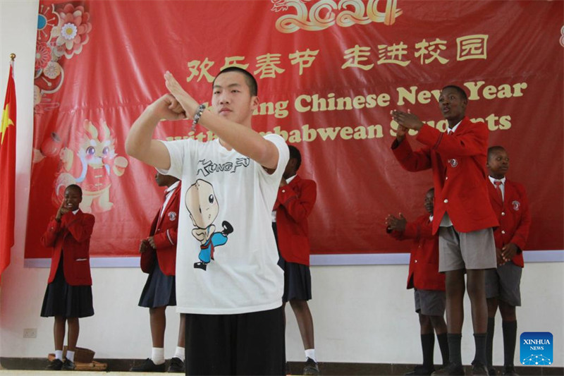Wanafunzi wa Zimbabwe wakijifunza sanaa ya Wushu ya China kutoka kwa msanii wa kikundi kinachotembelea Zimbabwe kutoka Kituo cha Mafunzo ya Wushu cha Shaolin cha Mkoa wa Henan, nchini China wakati wa shughuli ya mabadililshano ya utamaduni mjini Harare, Zimbabwe, Januari 31, 2024. (Picha na Tafara Mugwara/Xinhua)