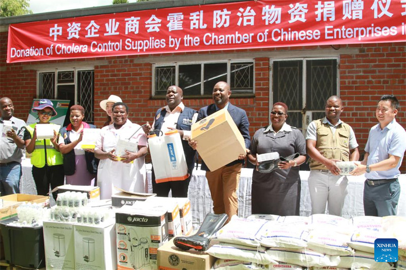 Viongozi wakipokea vifaa vya kudhibiti kipindupindu vilivyotolewa na Shirikisho la Wafanyabishara wa China nchini Zimbabwe (CCEZ) mjini Harare, Zimbabwe, Februari 2, 2024. (Picha na Tafara Mugwara/Xinhua)