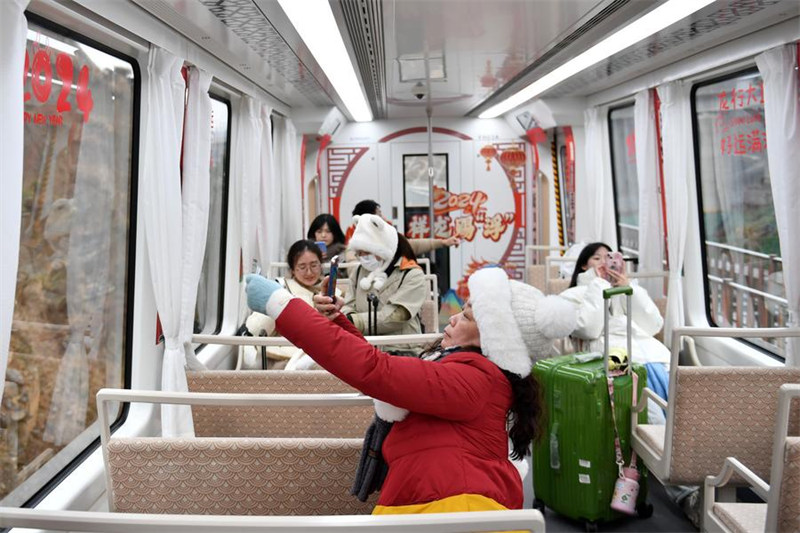Njia ya kutazama mandhari ya treni ya Maglev yashamirisha utalii katika mji wa kale wa Fenghuang, China