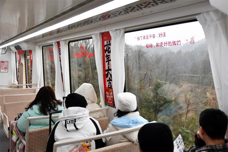 Njia ya kutazama mandhari ya treni ya Maglev yashamirisha utalii katika mji wa kale wa Fenghuang, China