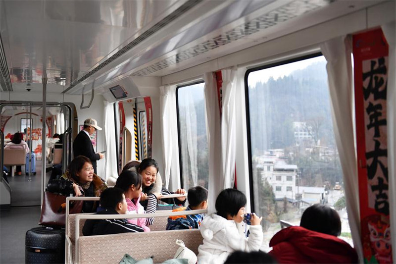 Njia ya kutazama mandhari ya treni ya Maglev yashamirisha utalii katika mji wa kale wa Fenghuang, China