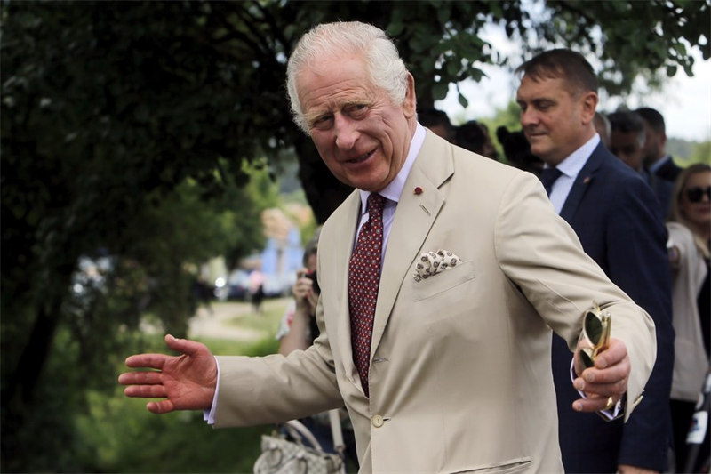 Mfalme Charles III wa Uingereza akitembelea kijiji cha Transylvanian cha Viscri, katikati mwa Romania, Juni 6, 2023. (Picha na Cristian Cristel/Xinhua)