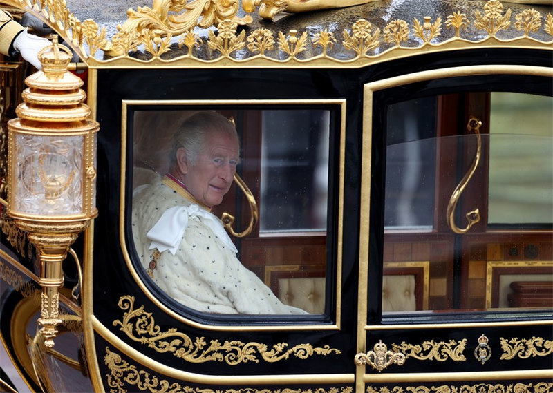 Mfalme wa Uingereza Charles III akiondoka kutoka kwenye Kasri la Kifalme la Buckingham kwa ajili ya kutawazwa kwake katika eneo la Westminster Abbey mjini London, Uingereza, Mei 6, 2023.(Xinhua/Li Ying)