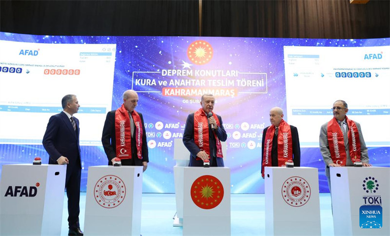 Rais wa Uturuki Recep Tayyip Erdogan (katikati) akihudhuria hafla ya utoaji wa nyumba huko Kahramanmaras, Uturuki, Februari 6, 2024. (Picha na Mustafa Kaya/Xinhua)