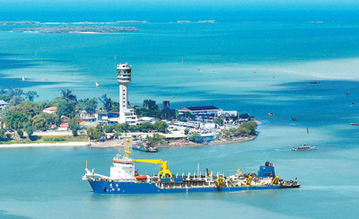 Meli ya uchimbuaji matope ya “Tongxu” iliyosanifiwa na kuundwa na China kwa kujitegemea ikifanya kazi ya kuchimbua matope kwenye Bandari ya Dar es Salaam, Tanzania.