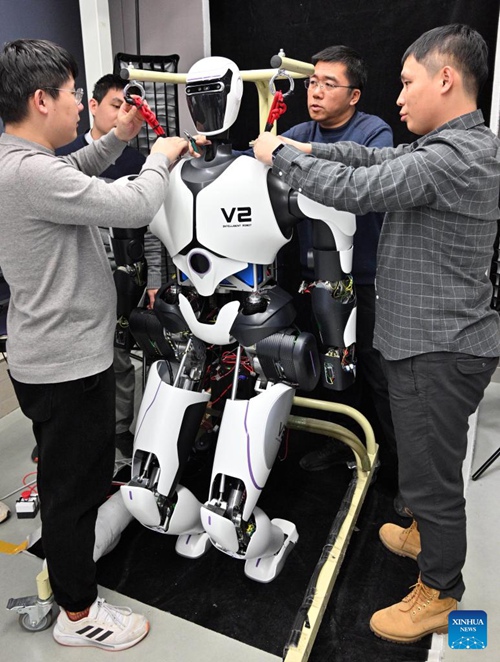 Roboti za muundo wa binadamu zaoneshwa hadharani kwa umma mjini Beijing, China