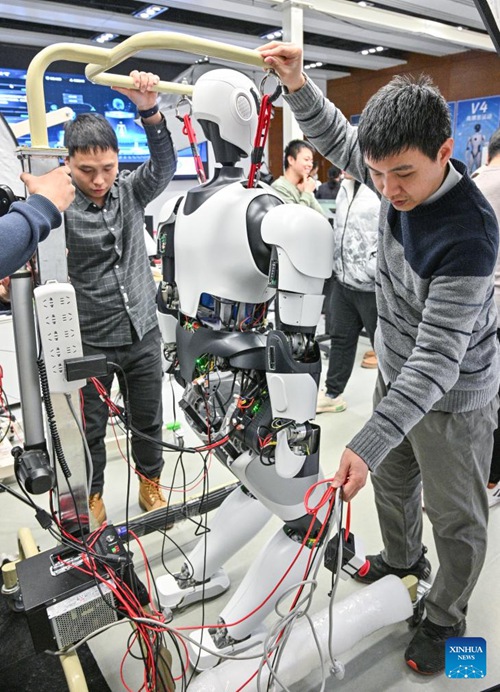 Roboti za muundo wa binadamu zaoneshwa hadharani kwa umma mjini Beijing, China