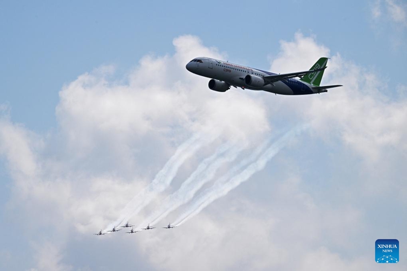 Ndege ya abiria ya C919 ambayo ni ya kwanza kuundwa na China kwa kujitegemea ikifanya safari ya mazoezi kujiandaa kwa Maonyesho yajayo ya Anga ya Singapore (Singapore Airshow), Februari 18, 2024. (Picha na Then Chih Wey/Xinhua)