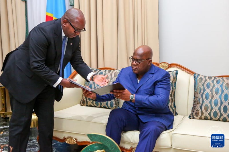 Waziri Mkuu wa Jamhuri ya Kidemokrasia ya Kongo （DRC）Sama Lukonde Kyenge (kushoto) akiwasilisha barua yake ya kujiuzulu kwa Rais Felix Tshisekedi huko Kinshasa, Mji Mkuu wa DRC， Tarehe 20, Februari. (Picha kutoka Ikulu ya Jamhuri ya Kidemokrasia ya Kongo/kupitia Xinhua)