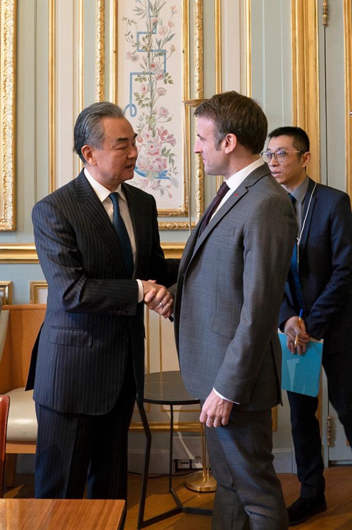 Rais wa Ufaransa Emmanuel Macron akikutana na Waziri wa Mambo ya Nje wa China Wang Yi, ambaye pia ni Mjumbe wa Ofisi ya Siasa ya Kamati Kuu ya Chama cha Kikomunisti cha China (CPC), mjini Paris, Ufaransa, Februari 20, 2024. (Ikulu ya rais wa Ufaransa/ Xinhua)