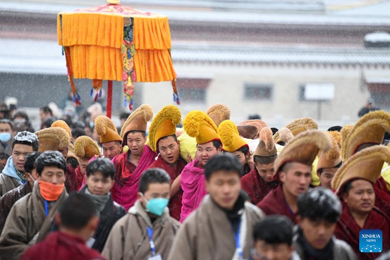 Watawa wakiwa wamebeba kitambaa kikubwa cha Thangka chenye picha ya Buddha kwenye sherehe ya kila mwaka ya "Kuonyesha Buddha" ya Hekalu la Labrang katika Wilaya ya Xiahe, Mkoa wa Gansu, Kaskazini-Magharibi mwa China, Februari 22, 2024. (Xinhua/Chen Bin)