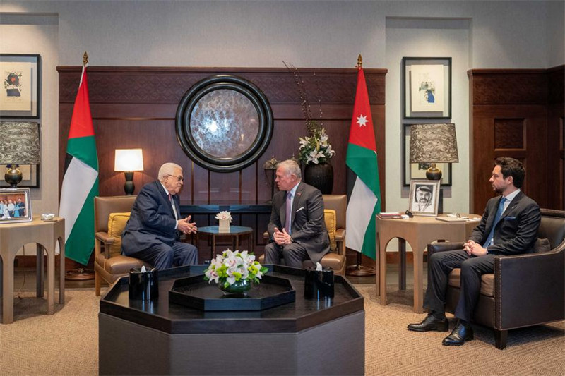 Mfalme Abdullah II wa Jordan (Kati) akikutana na Rais wa Palestina Mahmoud Abbas (kushoto) mjini Amman, Jordan mnamo Februari 25, 2024. (Kasri la Kifalme la Hashemite/ Xinhua)