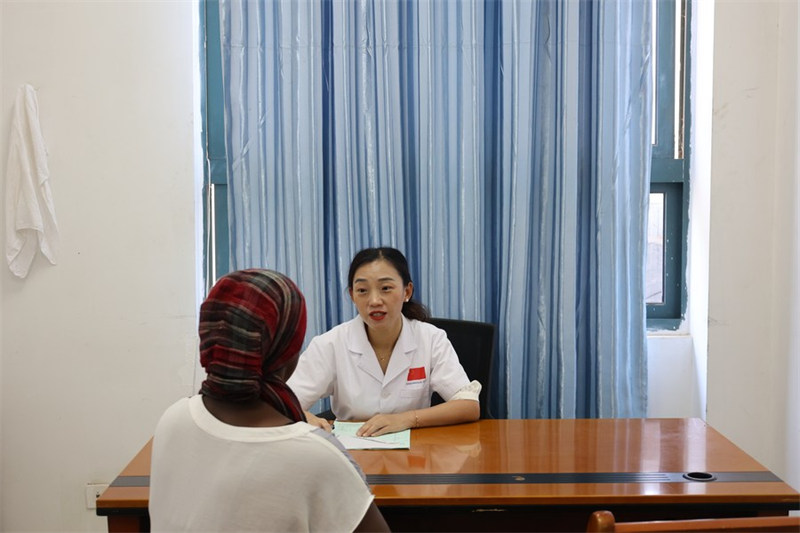 Daktari wa China akiongea na mgonjwa mwenyeji katika Hospitali ya Urafiki wa Sierra Leone na China huko Jui, mji mdogo ulio katika kitongoji cha Mji wa Freetown, Sierra Leone, Februari 22, 2024.(Xinhua/Xu Zheng)