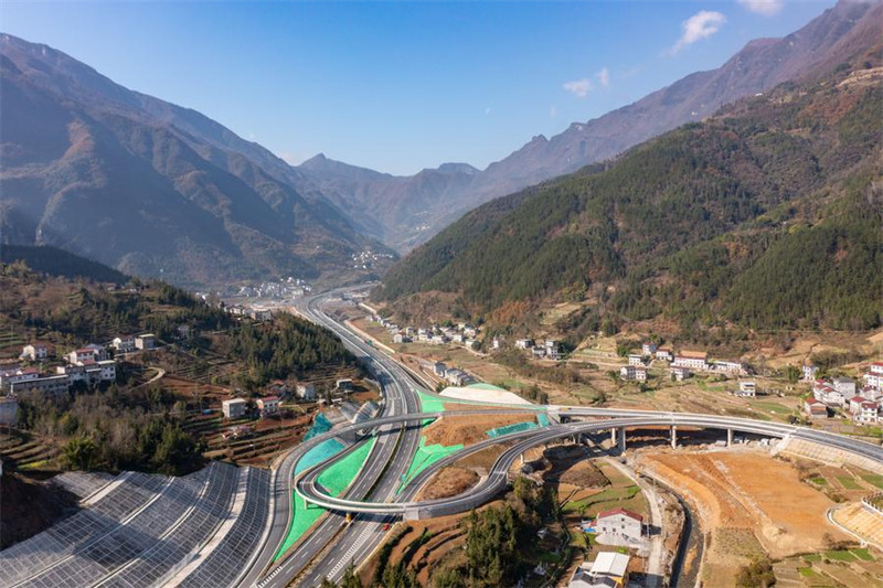 Picha hii iliyopigwa Desemba 4, 2023 ikionyesha sehemu ya Barabara Kuu ya Wuxi-Zhenping katika Wilaya ya Wuxi, mjini Chongqing, Kusini-Magharibi mwa China. (Xinhua/Huang Wei)
