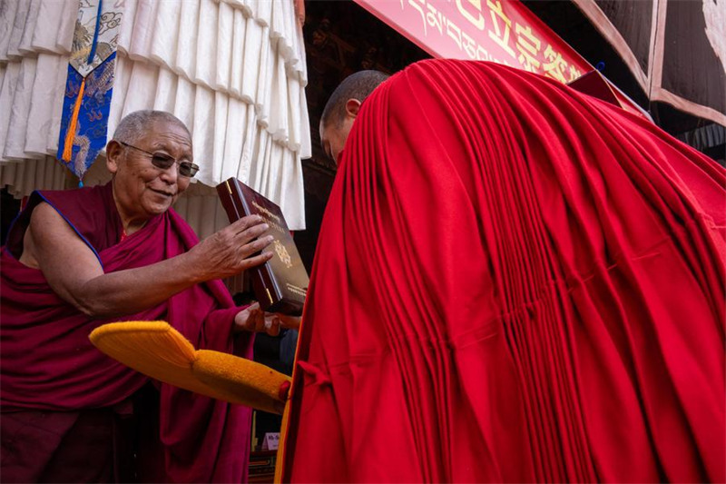 Watawa 12 wapata shahada yenye hadhi sawa na uzamivu katika Ubuddha wa Tibet, China