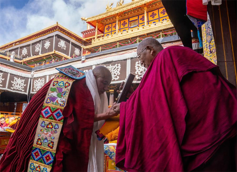 Watawa 12 wapata shahada yenye hadhi sawa na uzamivu katika Ubuddha wa Tibet, China