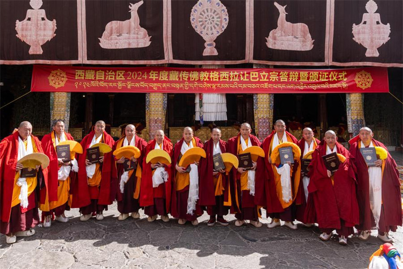 Watawa 12 wapata shahada yenye hadhi sawa na uzamivu katika Ubuddha wa Tibet, China