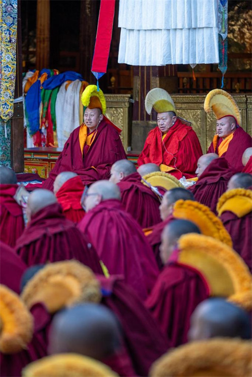 Watawa 12 wapata shahada yenye hadhi sawa na uzamivu katika Ubuddha wa Tibet, China