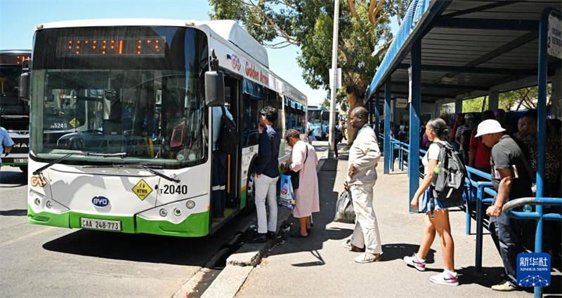 Mabasi yanayotumia nishati mpya yanayotengenezwa nchini China yaonekana kwenye mtaa wa Cape Town, Afrika Kusini