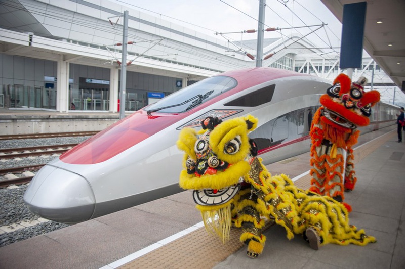 Wasanii wa ngoma ya simba wakipiga picha na treni ya mwendo kasi inayotumia njia mbalimbali za nishati ya umeme (EMU) kwenye jukwaa la abiria kupanda na kushuka katika Stesheni ya Reli ya Padalarang ya Reli ya Mwendo kasi ya Jakarta-Bandung huko Padalarang, Indonesia, Februari 10, 2024. (Picha na Septianjar Muharam/Xinhua)