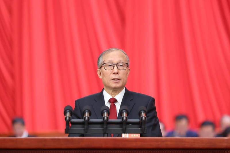 Li Hongzhong,  naibu mwenyekiti wa Kamati ya Kudumu ya Bunge la Umma la China akifafanua  mswada wa marekebisho ya Sheria ya kimsingi kuhusu utaratibu wa  muundo wa  vyombo na utaratibu wa kazi wa Baraza la Serikali la China katika kikao cha ufunguzi wa mkutano wa pili wa Bunge la Umma la 14 la China kwenye Jumba la Mikutano ya Umma la Beijing, China, Machi 5, 2024. (Xinhua/Liu Weibing)