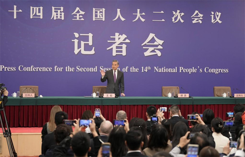Waziri wa Mambo ya Nje wa China Wang Yi ambaye pia ni Mjumbe wa Ofisi ya Siasa ya Kamati Kuu ya Chama cha Kikomunisti cha China (CPC) akihudhuria mkutano na waandishi wa habari kuhusu sera ya mambo ya nje na uhusiano wa nje wa China pembezoni mwa mkutano wa pili wa Bunge la Umma la 14 la China mjini Beijing, China, Machi 7, 2024. (Xinhua/Wang Yuguo)