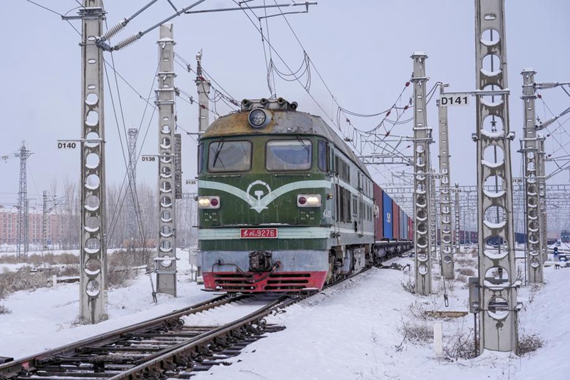 Treni ya mizigo inayotoa huduma kati ya China na Ulaya ikijiandaa kuondoka kutoka Bandari ya Horgos huko Horgos, Mkoa unaojiendesha wa Kabila la Wauygur wa Xinjiang, Kaskazini-Magharibi mwa China, Januari 16, 2024. (Picha na Qiu Jing/Xinhua)