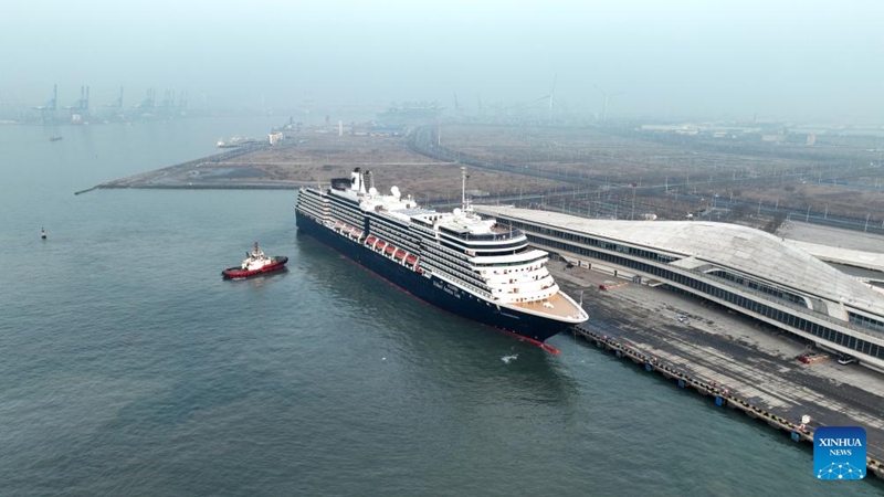 Picha iliyopigwa Machi 11, 2024 ikionyesha meli ya Zuiderdam, inayoendeshwa na Holland America Line, ikitia nanga kwenye Bandari ya Meli za Kimataifa za Kitalii ya Tianjin , Kaskazini mwa China. (Xinhua)