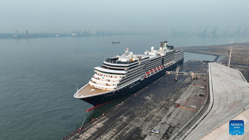 Picha iliyopigwa Machi 11, 2024 ikionyesha meli ya Zuiderdam, inayoendeshwa na Holland America Line, ikitia nanga kwenye Bandari ya Meli za Kimataifa za Kitalii ya Tianjin, Kaskazini mwa China. (Xinhua)