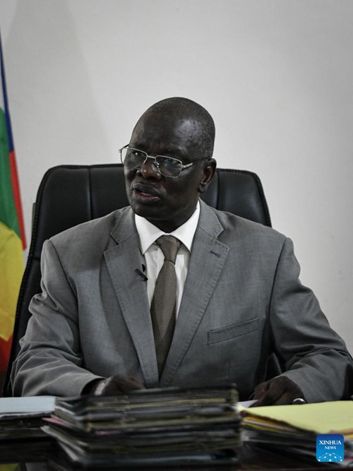 Guismala-Hamza, waziri wa kilimo na maendeleo ya vijijini wa Jamhuri ya Afrika ya Kati (CAR), akizungumza kwenye mahojiano na Shirika la Habari la China, Xinhua mjini Bangui, CAR, Februari 7, 2024. (Xinhua/Han Xu)