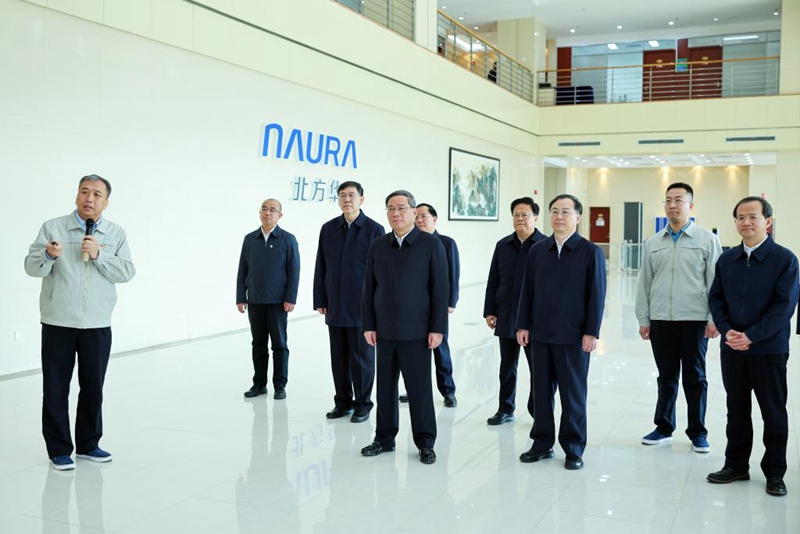 Waziri Mkuu wa China Li Qiang, ambaye pia ni Mjumbe wa Kudumu wa Ofisi ya Siasa ya Kamati Kuu ya Chama cha Kikomunisti cha China (CPC), akifanya ukaguzi  katika Kampuni ya Kundi la Teknolojia la Naura mjini Beijing, China, Machi 13, 2024. (Xinhua/Liu Bin)