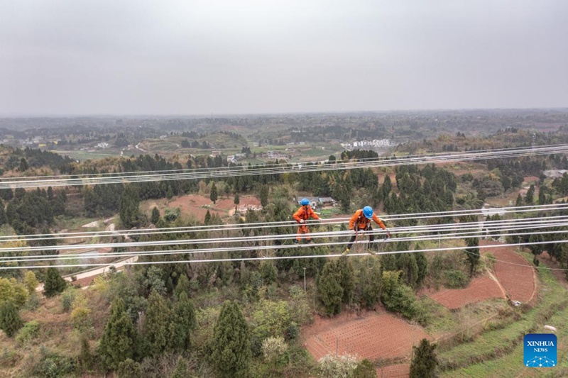 Mradi wa upitishaji umeme wa 1,000kV wa Sichuan-Chongqing waendelea kujengwa nchini China