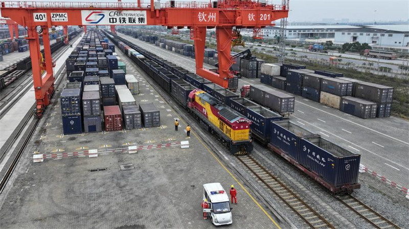 Picha iliyopigwa Machi 1, 2024 ikionyesha gati la kontena za reli katika Mji wa Qinzhou, Mkoa unaojiendesha wa Kabila la Wazhuang wa Guangxi, Kusini mwa China. (Xinhua/Zhang Ailin)