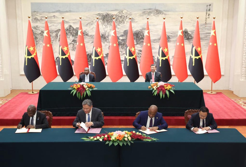 Rais Xi Jinping wa China na Rais wa Jamhuri ya Angola Joao Lourenco kwa pamoja wakishuhudia hafla ya utiaji saini wa nyaraka kadhaa za ushirikiano wa pande mbili kuhusu ushirikiano wa  ujenzi wa “Ukanda Mmoja, Njia Moja”, ushirikiano katika sekta za uchumi na biashara, kilimo,  na maendeleo ya kijani  baada ya mazungumzo yao kwenye Jumba la Mikutano ya Umma la Beijing, Machi 15, 2024. (Xinhua/Ding Haitao)